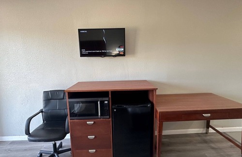 New Albany Hotel | Budget-Friendly Economy Inn with Family-Focused Amenities