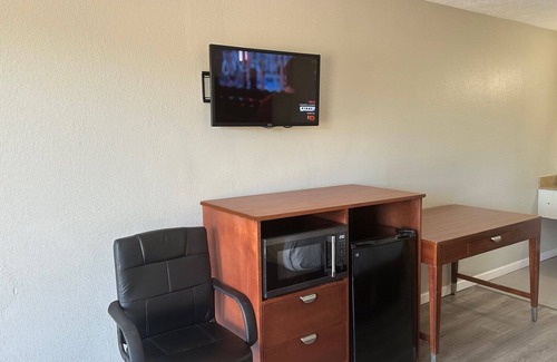 New Albany Hotel | Budget-Friendly Economy Inn with Family-Focused Amenities
