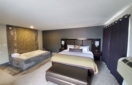 Winona Hotel | Stylish Riverport Inn & Suites with Pool and Spa Amenities
