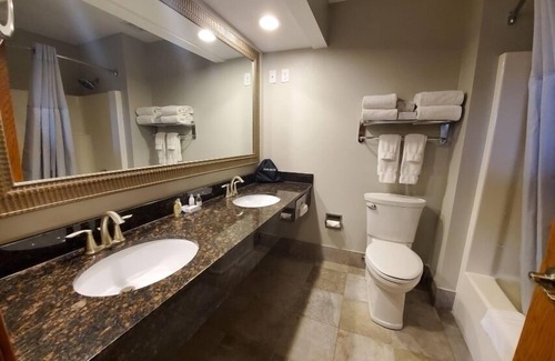 Winona Hotel | Stylish Riverport Inn & Suites with Pool and Spa Amenities