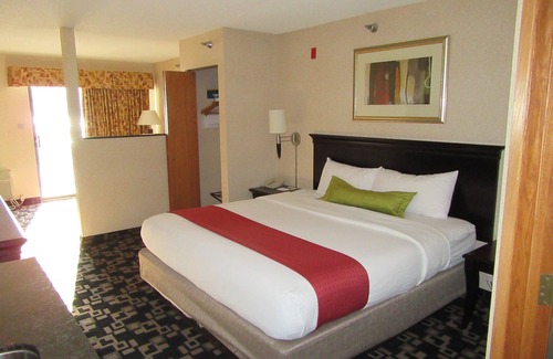 Winona Hotel | Stylish Riverport Inn & Suites with Pool and Spa Amenities
