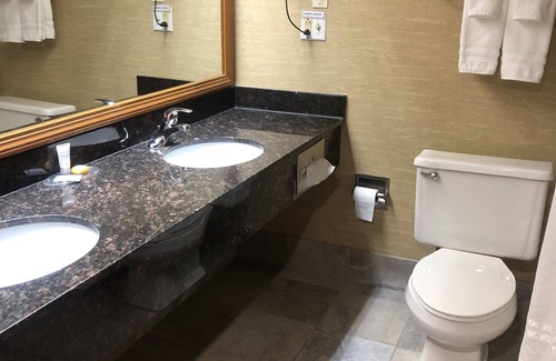 Winona Hotel | Stylish Riverport Inn & Suites with Pool and Spa Amenities