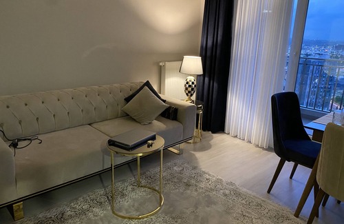 Mahmutbey Apartment | Modern Penthouse Retreat with Breakfast and Kitchen Access