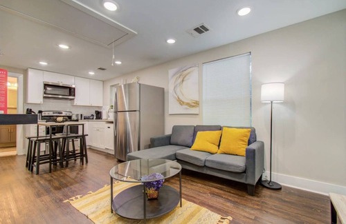 Greater East End House | Exquisite 2-bedroom house in nice Mongolia Park Houston
