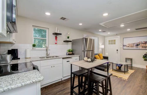 Greater East End House | Exquisite 2-bedroom house in nice Mongolia Park Houston