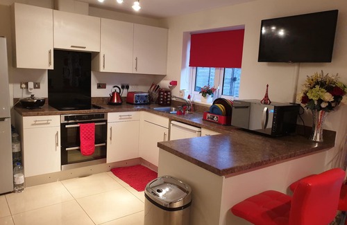 Sittingbourne House | Stylish 4-Bed Whole House with Lake View & Modern Kitchen
