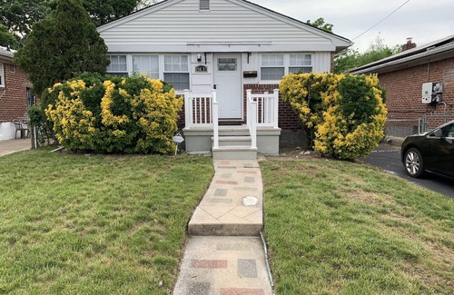 Queens House | Tranquil 5 BR Home Near JFK - Perfect for Families