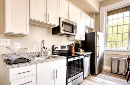 Jefferson Manor Apartment | Modern Alexandria West 1BR with Kitchen & Pet-Friendly Stay