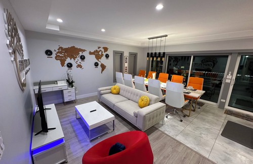 Dunning Apartment | Exquisite Chicago Modern Rooftop, Sleeps 9