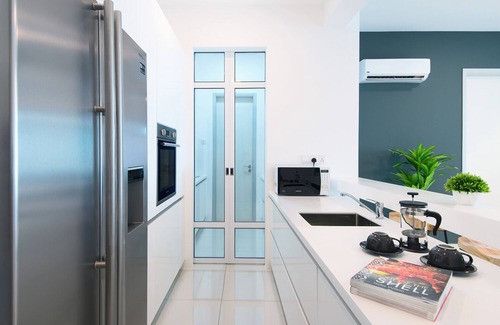 Seri Tanjung Pinang Condo | Elegant Condo with Bathtub, Pool & Spa Amenities