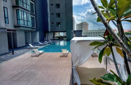 Seri Tanjung Pinang Condo | Elegant Condo with Bathtub, Pool & Spa Amenities