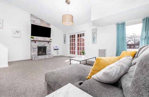 Asylum Hill Apartment | Stylish Downtown Loft Apartment with Child-Friendly Amenities