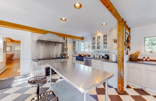 Mid-Coast and Islands House | Top-Rated Farm Retreat with Ocean Views and Modern Amenities