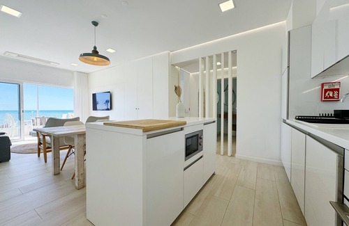 Cavacos Apartment | Ideal Oceanfront Apartment with Breakfast in Quarteira