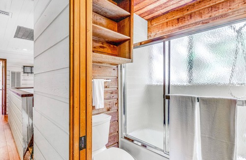 Lost Creek House | Exquisite home with pool, central AC, fast WiFi, balcony, deck, & washer/dryer