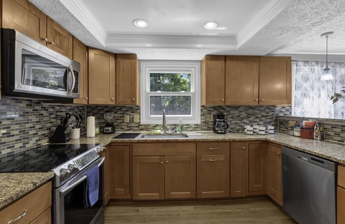 Fairfax House | Immaculate 5BD Retreat with Breakfast & Family Amenities