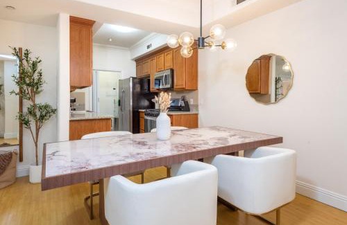 West Los Angeles Apartment | Modern 2BR Apartment in Prime Location - Guest Rated 10/10