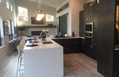 Polson House | Top-Rated Bay View Retreat with Breakfast & Kitchen Access