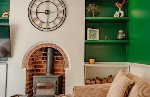 Hereford House | Stylish Renovation in Prime Location with Breakfast Included