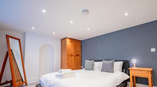 Hereford House | Stylish Renovation in Prime Location with Breakfast Included