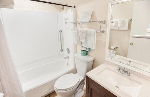 Litchfield by the Sea Apartment | Elegant Resort View Room on the 1st Floor with Pool Access