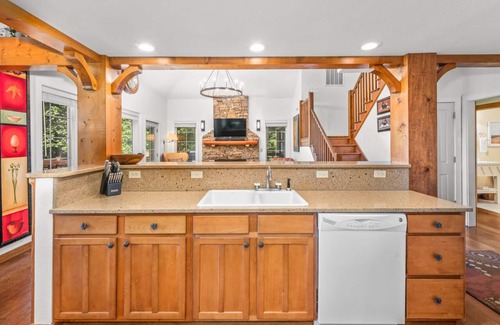 Mountain Air Condo | Scenic Mountain Air Retreat near Asheville with Top Amenities