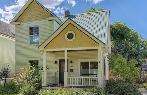 Longmont House | Charming Boulder County Victorian Cottage with Breakfast & More