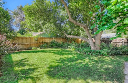 Longmont House | Charming Boulder County Victorian Cottage with Breakfast & More