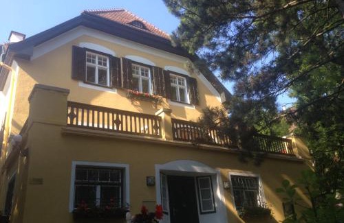 Grinzing Apartment | Elegant Garden Apartment in Classic Jugendstil Villa