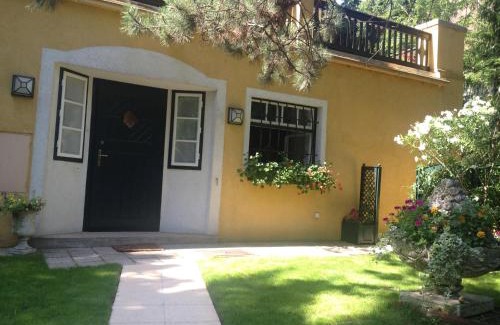 Grinzing Apartment | Elegant Garden Apartment in Classic Jugendstil Villa