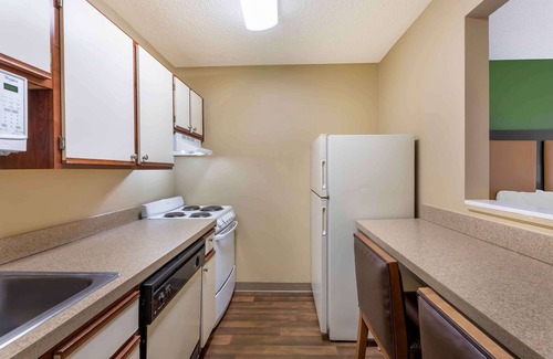 Highland Hills Hotel | Comfortable Extended Stay America Suites near Yorktown Center