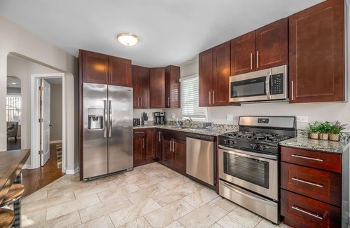 Forestview House | Comfortable Extended Stay in Berwyn with Kitchen & Breakfast