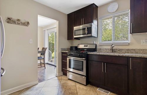Des Plaines House | Pet-Friendly Extended Stay in Des Plaines with Breakfast