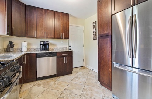 Des Plaines House | Pet-Friendly Extended Stay in Des Plaines with Breakfast