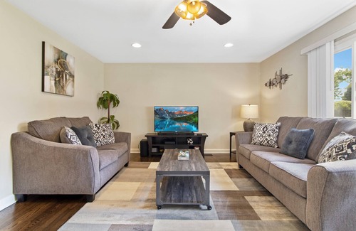 Des Plaines House | Pet-Friendly Extended Stay in Des Plaines with Breakfast
