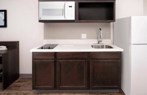 Austin Hotel | Extended Stay Gem in a Queen Bed Room – Kitchen, Comfort & Pet Access