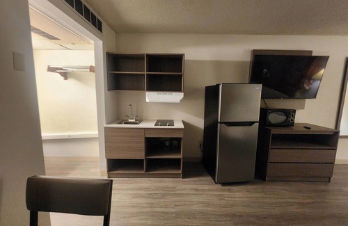 Sterling Hotel | Cozy Stay at Ramada by Wyndham Sterling with Pool & Breakfast