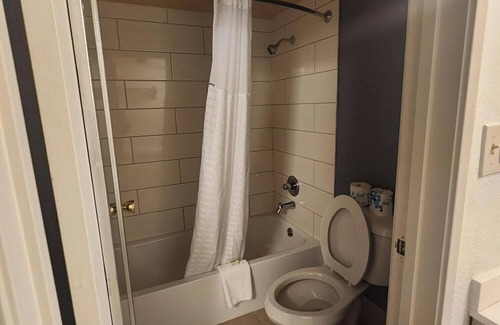 Sterling Hotel | Cozy Stay at Ramada by Wyndham Sterling with Pool & Breakfast