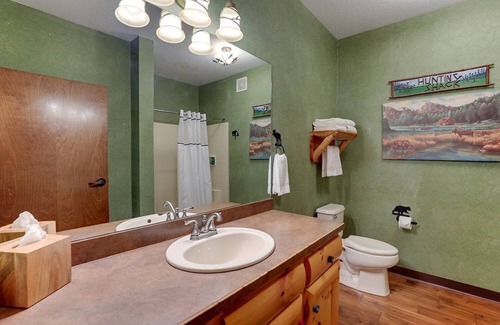 Johnston Hotel | Cozy Stoney Creek Johnston Suite with Free Hot Breakfast