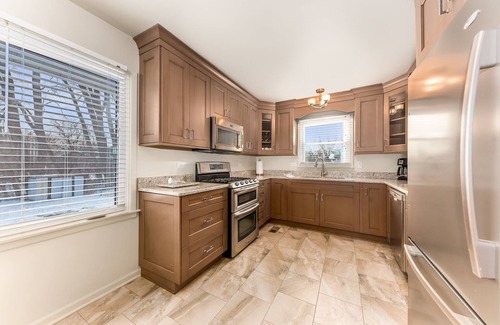 Palos Hills House | Pet-Friendly Extended Stay in Palos Hills with Pool & Breakfast
