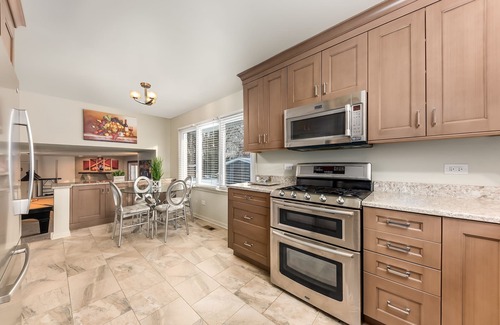 Palos Hills House | Pet-Friendly Extended Stay in Palos Hills with Pool & Breakfast