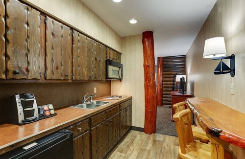 Columbia Hotel | Cozy Extended Stay Suite with Kitchen & Balcony at Stoney Creek