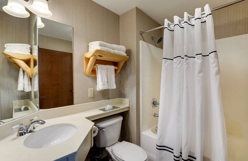 Columbia Hotel | Cozy Extended Stay Suite with Kitchen & Balcony at Stoney Creek