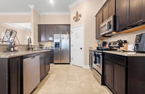 Lake Charles House | Ideal Suites for Professionals: Top-Rated & Pet Friendly