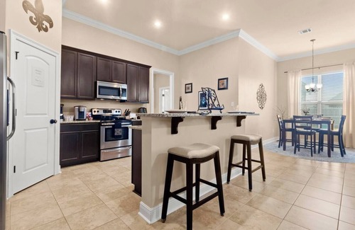 Lake Charles House | Ideal Suites for Professionals: Top-Rated & Pet Friendly