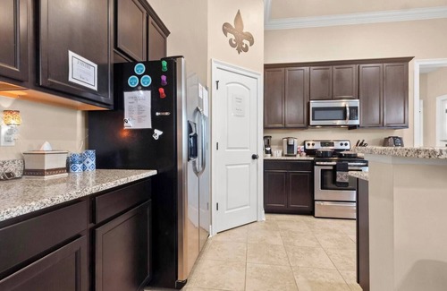 Lake Charles House | Ideal Suites for Professionals: Top-Rated & Pet Friendly