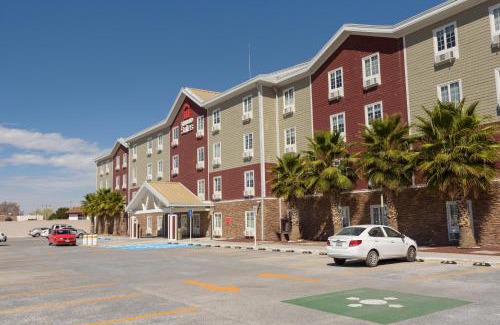 La Joya Apartment | Comfortable Extended Suites Tijuana Macroplaza with Pool