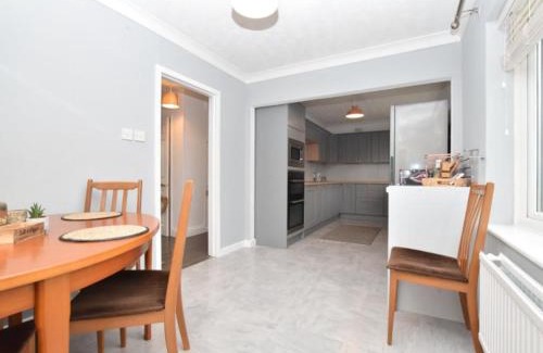 Little Stukeley House | Spacious 4-Bed Retreat Near Peterborough - Pet & Child Friendly