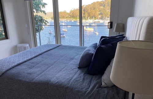 Ku-ring-gai Chase House | Elegant Retreat with Breathtaking Views of Pittwater