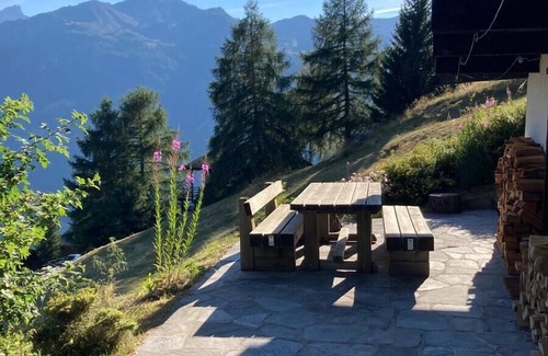 St. Luc Ski Chalet | Beautiful 4-Room Chalet with Balconies and Open Views